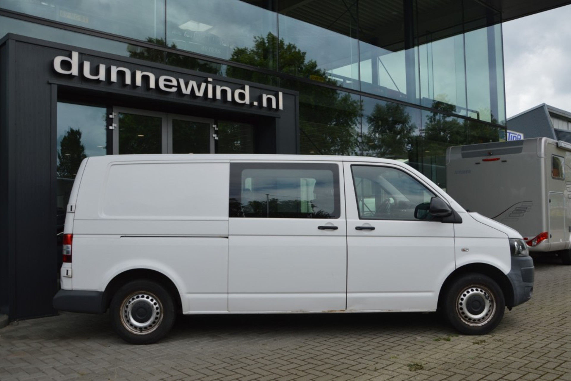 37516313-2.jpg