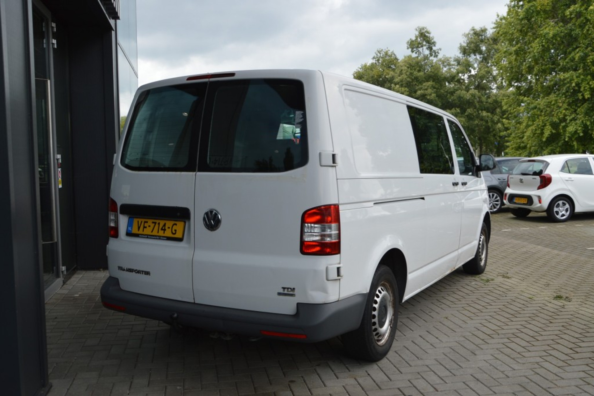 37516313-3.jpg