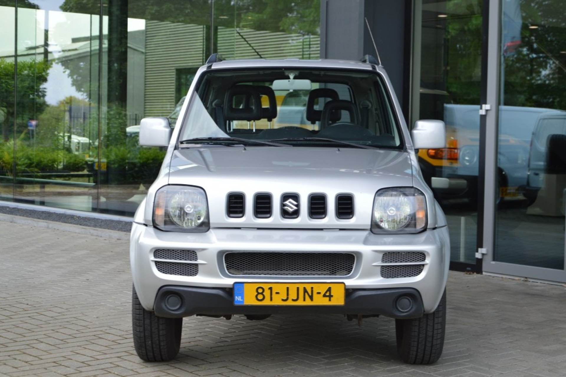 38426421-2.jpg