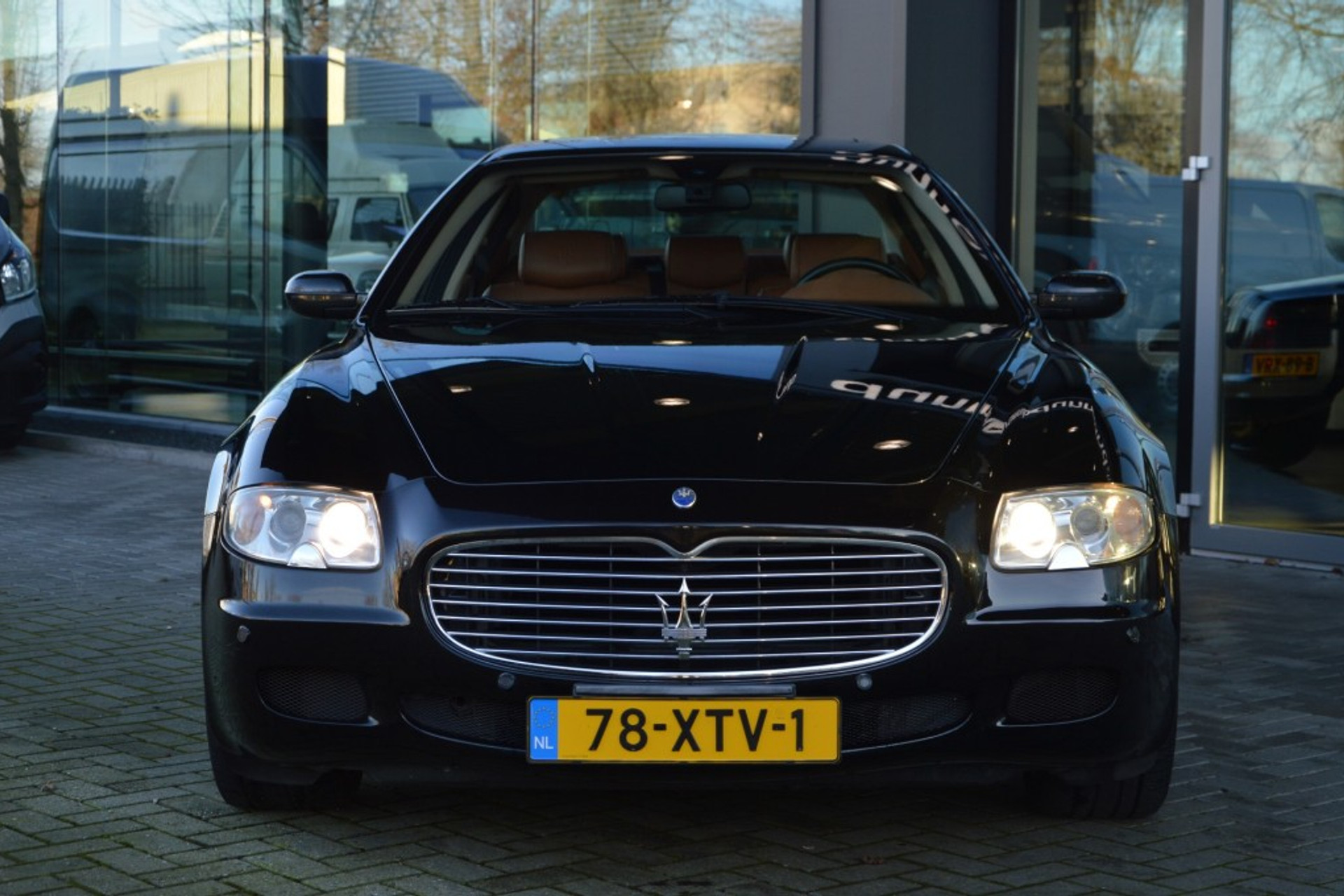 42604695-2.jpg