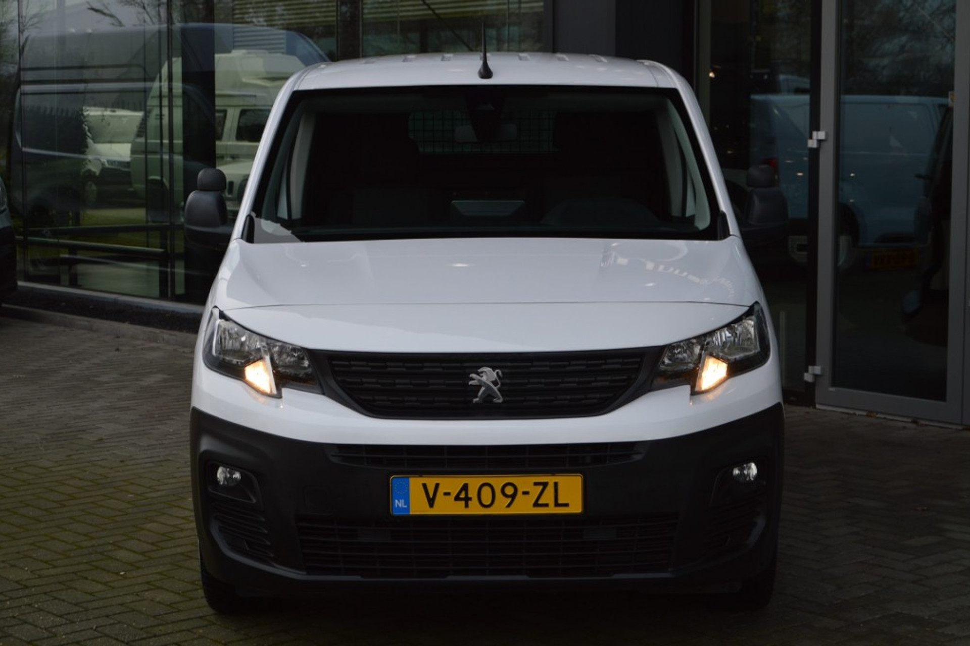 42753743-2.jpg