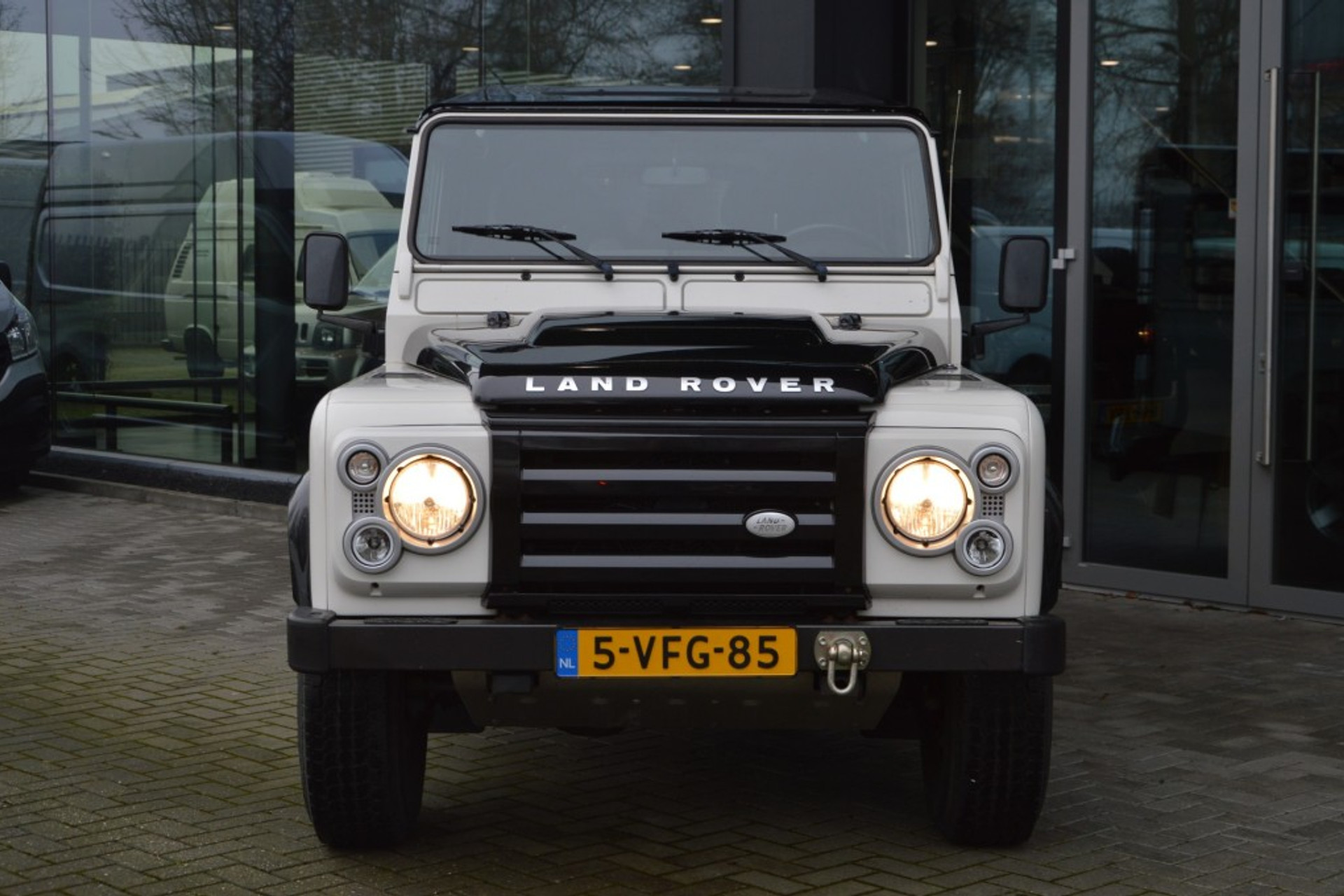 42870746-3.jpg