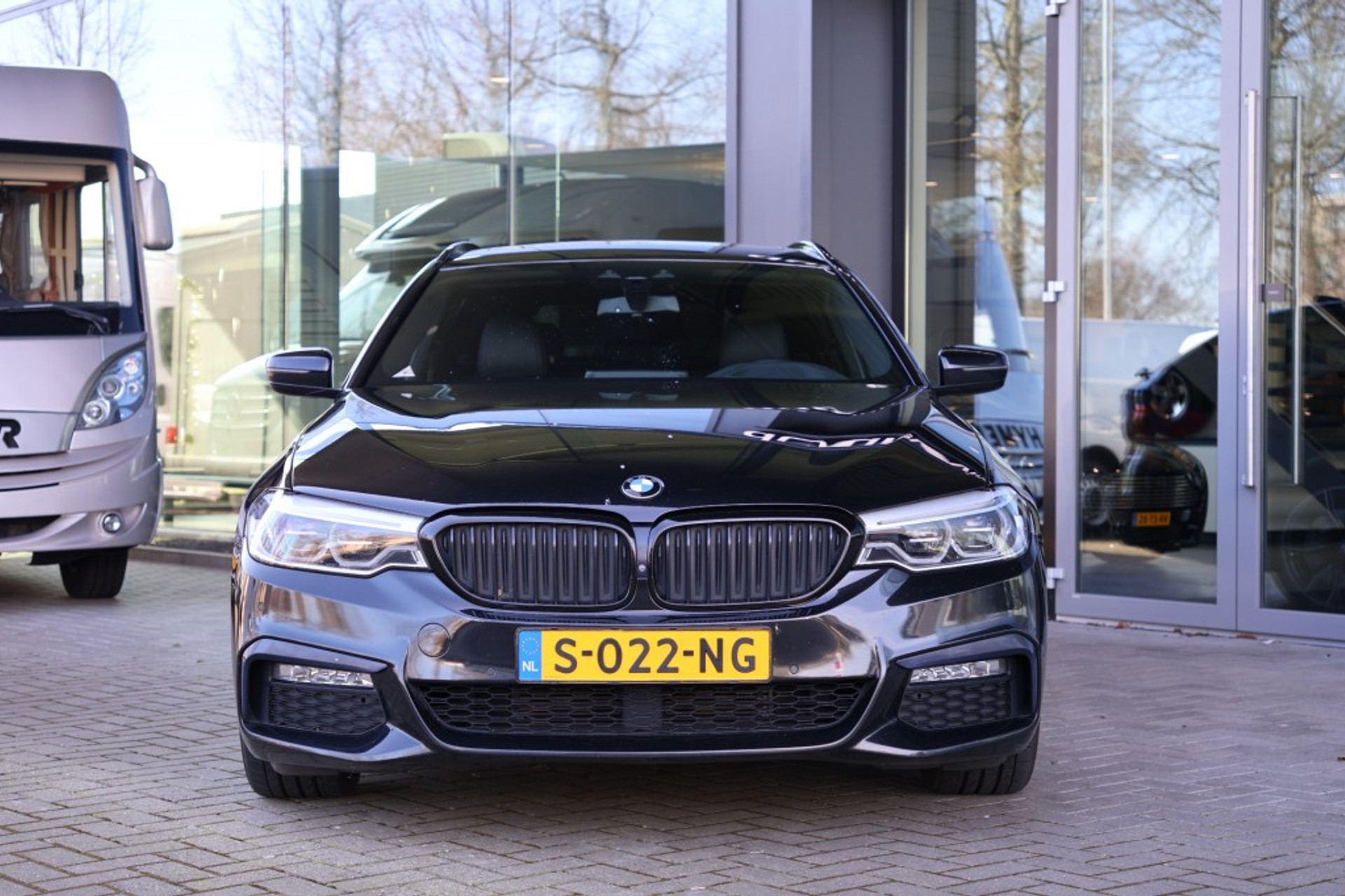 43709065-3.jpg