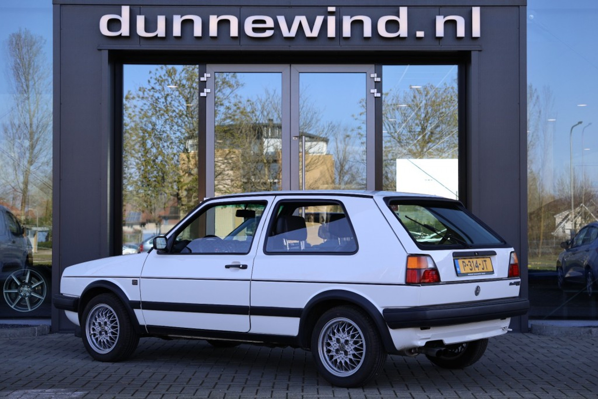 43937816-3.jpg