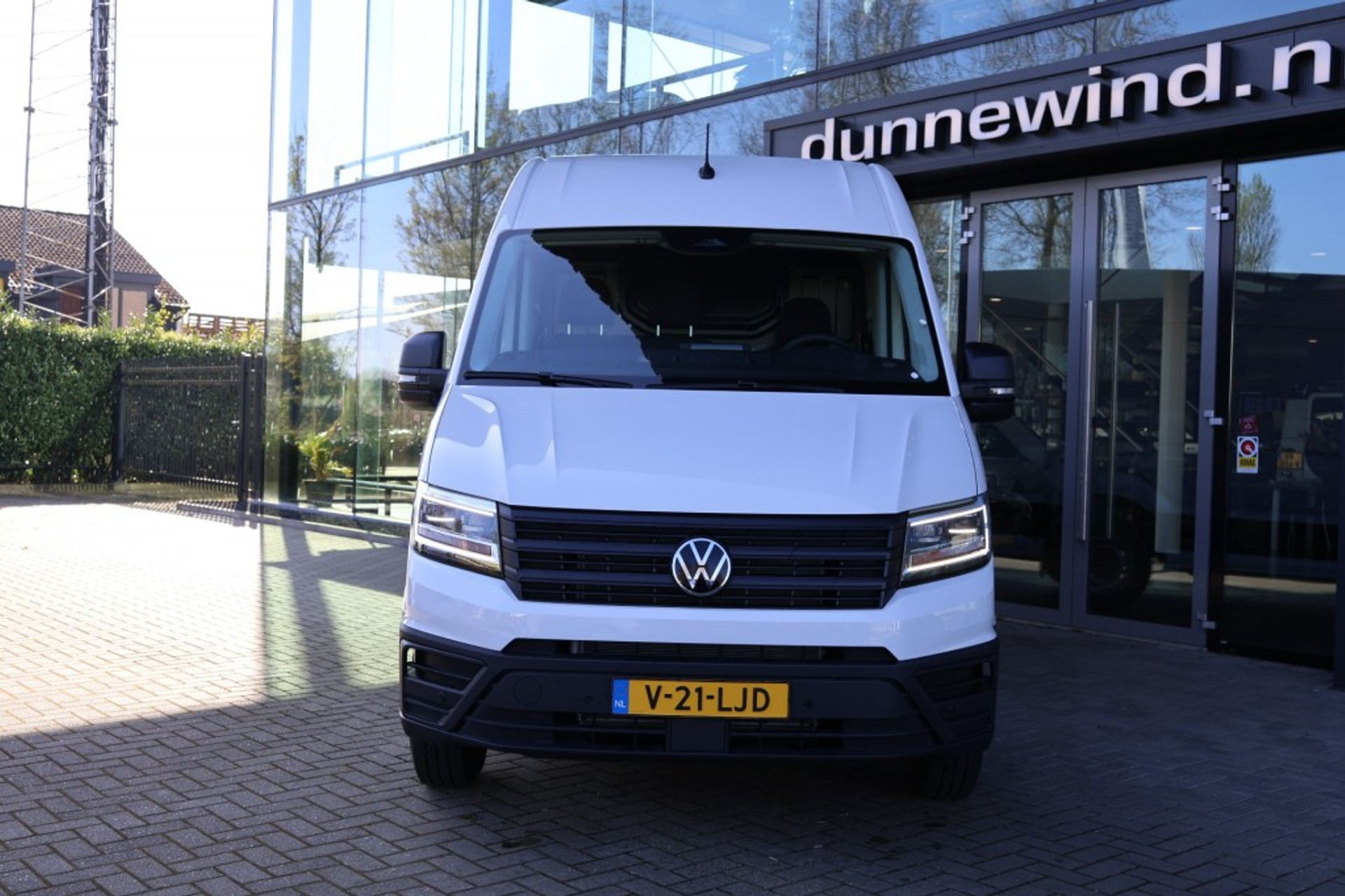 44240283-2.jpg