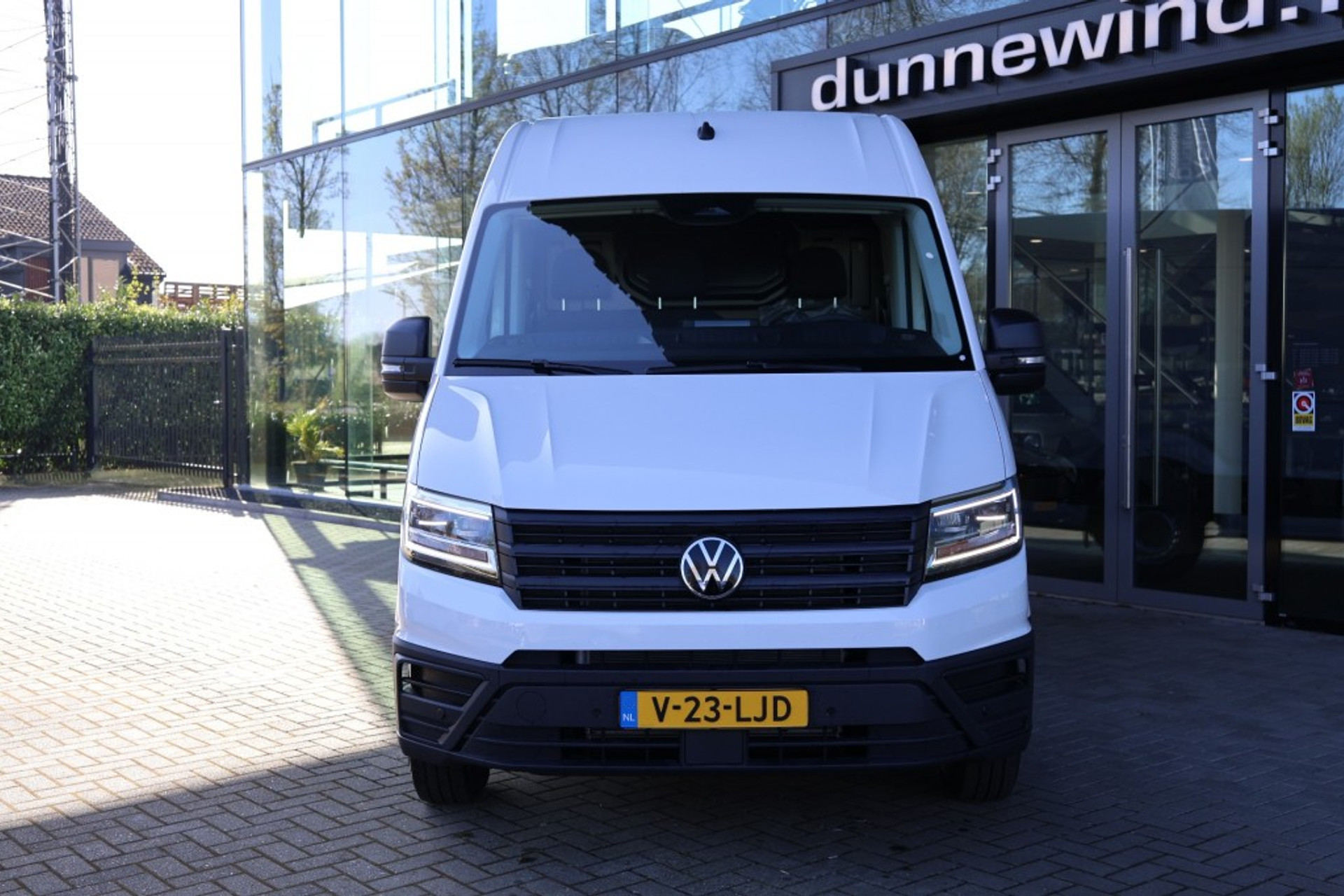 44240342-2.jpg