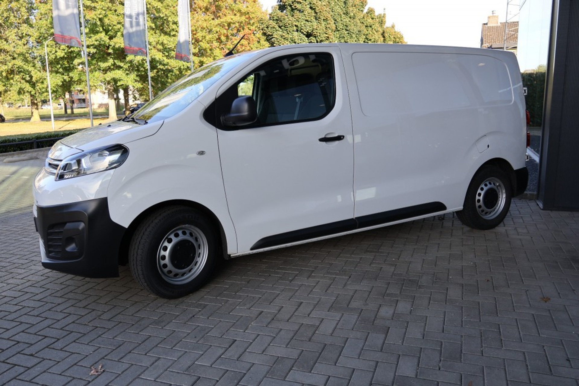 48044624-2.jpg